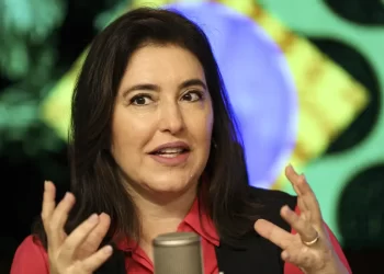 Verbas para Bolsa Família e Pé-de-Meia estão garantidas, diz ministra