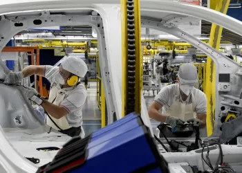 Indústria produz 392,9 mil veículos no 1º bimestre, alta de quase 15%