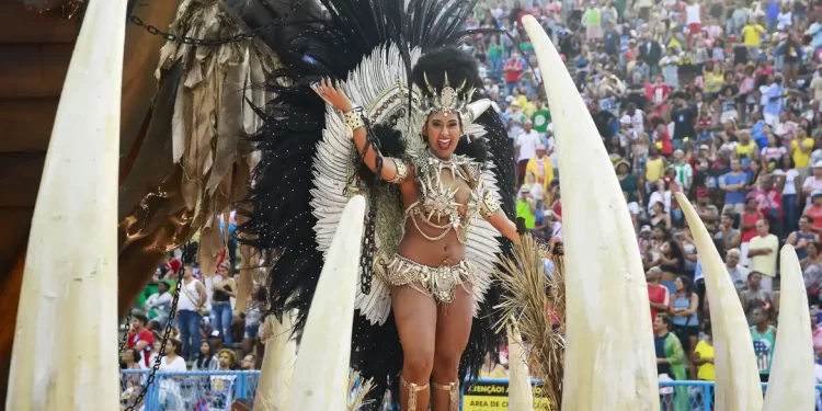 Desfile na Sapucaí terá mais quatro escolas nesta segunda-feira