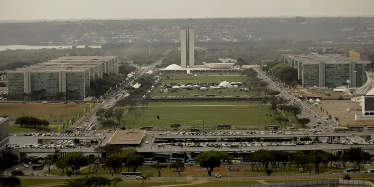 Reajuste de servidores federais será pago em maio, garante governo