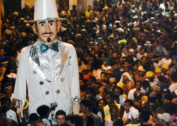 Frevo e axé agitam foliões nesta tarde no carnaval do Nordeste