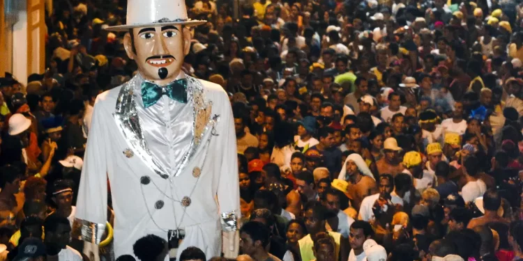 Frevo e axé agitam foliões nesta tarde no carnaval do Nordeste