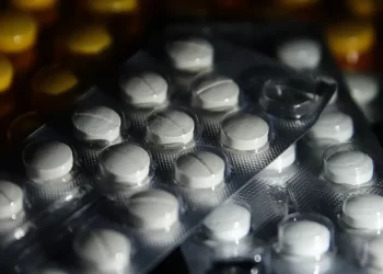 Juiz suspende norma que autoriza farmacêuticos a prescreverem remédios