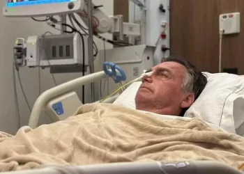 Em segundo dia na UTI, Bolsonaro tem quadro estável e sessão de fisioterapia