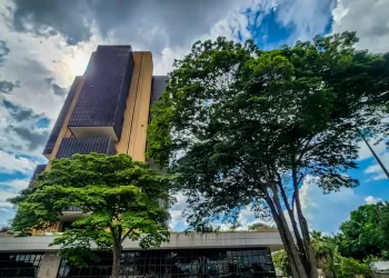 Juros médios cobrados pelos bancos chegam a 43,7% ao ano em fevereiro