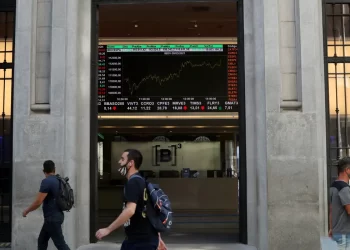 Bolsa aproxima-se de recorde com recuo de prévia da inflação