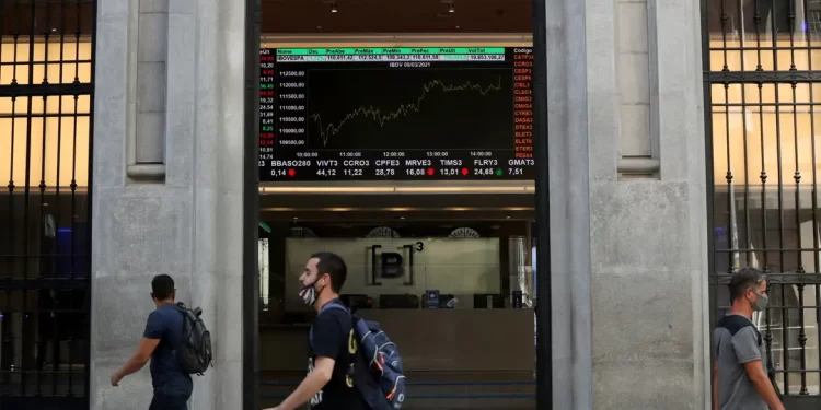 Bolsa aproxima-se de recorde com recuo de prévia da inflação