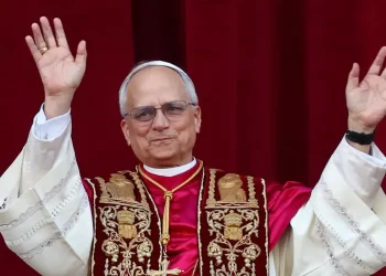 Em 1ª saída do Vaticano, Leão 14 visita túmulo do papa Francisco