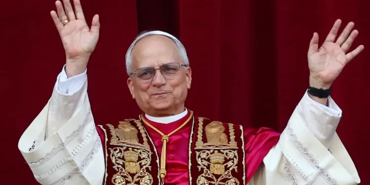 Em 1ª saída do Vaticano, Leão 14 visita túmulo do papa Francisco