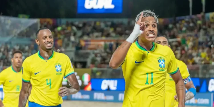 De forma dramática, Brasil vence Itália no Mundial de futebol de praia