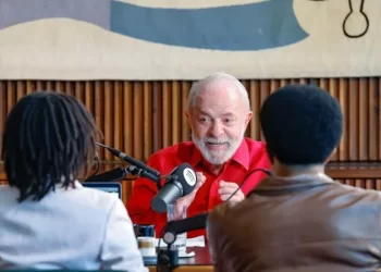 Lula anuncia crédito para entregadores comprarem motos elétricas