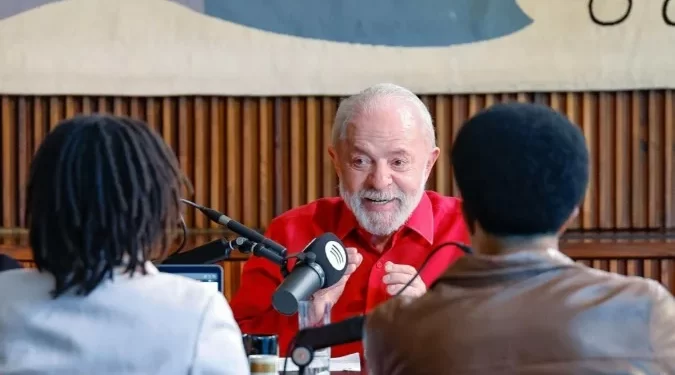 Lula anuncia crédito para entregadores comprarem motos elétricas