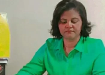 Mulher é atingida por um tiro na cabeça pelo próprio companheiro