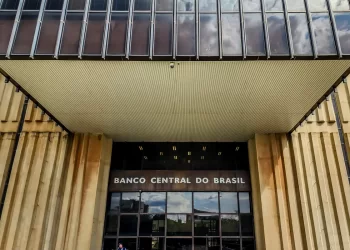 Relatório do BC prevê alta de 2,1% do PIB e queda da inflação em 2025