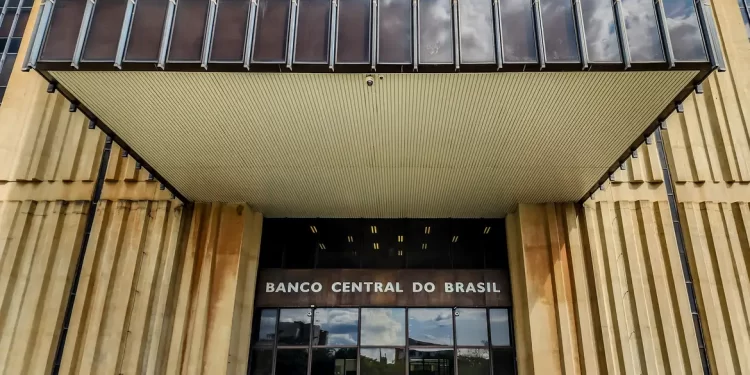 Relatório do BC prevê alta de 2,1% do PIB e queda da inflação em 2025
