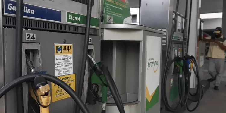 Petrobras reduz preço da gasolina A para as distribuidoras