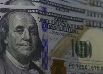 Dólar sobe para R$ 5,55 com votação de decreto do IOF