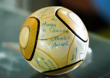 Moraes vota por condenar acusado de furtar bola autografada por Neymar