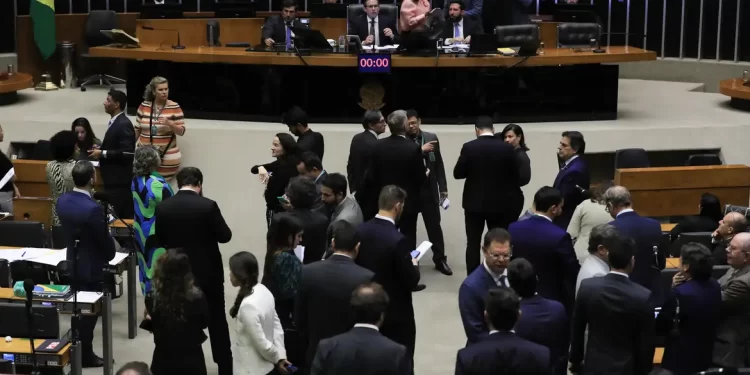 Plenário da Câmara derruba decreto de Lula sobre IOF