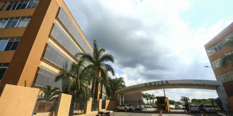 Anvisa alerta sobre uso do formol como alisante de cabelos