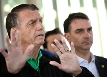 Bolsonaro está proibido de se aproximar de embaixadas, decide STF