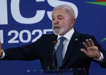 Divergência política sobre IOF é própria da democracia, diz Lula