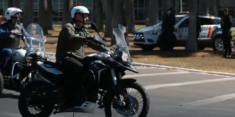 “Pintou um clima”: Bolsonaro é condenado por fala sobre venezuelanas