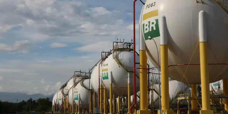 Gás para as distribuidoras terá queda de 14%, anuncia Petrobras
