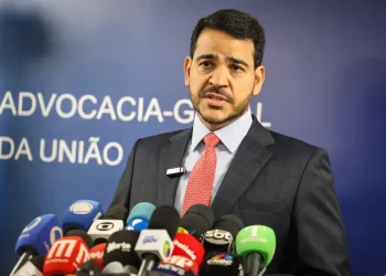 AGU pede que Meta exclua chatbots que promovem erotização infantil