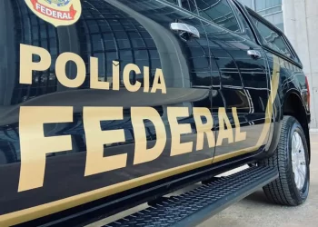 PF faz busca e apreensão de celulares na casa de Bolsonaro