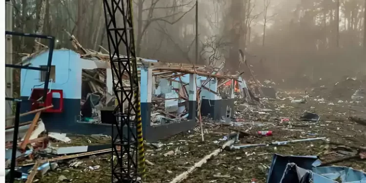 Explosão em fábrica: Bombeiros do Paraná reiniciam buscas pelos corpos