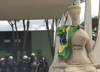 Moraes mantém condenação de mulher que pichou estátua no 8 de janeiro