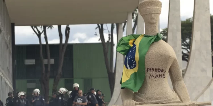 Moraes mantém condenação de mulher que pichou estátua no 8 de janeiro