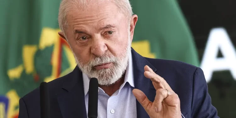 Lula finaliza plano aos setores afetados por tarifaço de Trump