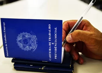 Taxa de desemprego em agosto fica em 5,6% e repete recorde de mínima