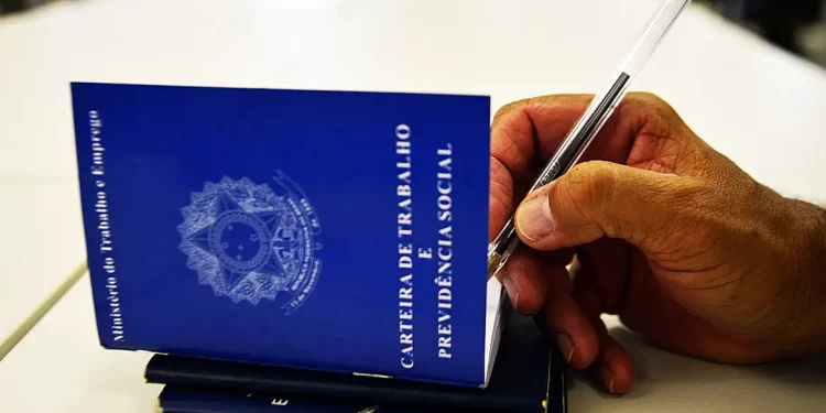 Taxa de desemprego em agosto fica em 5,6% e repete recorde de mínima