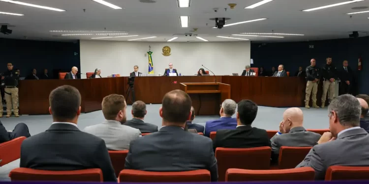 Ao vivo: STF retoma julgamento de Bolsonaro; Dino é o segundo a votar