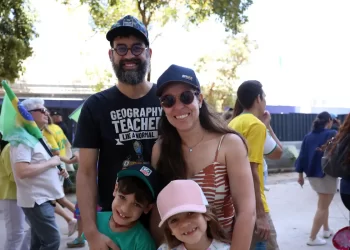 Brasileiros celebram soberania; Curupira e Zé Gotinha desfilaram