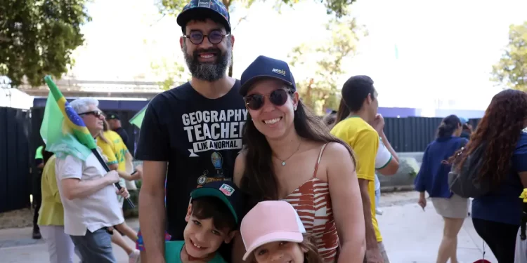 Brasileiros celebram soberania; Curupira e Zé Gotinha desfilaram