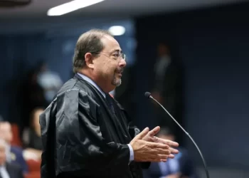 Advogado de Bolsonaro chega cedo para segundo dia de julgamento no STF