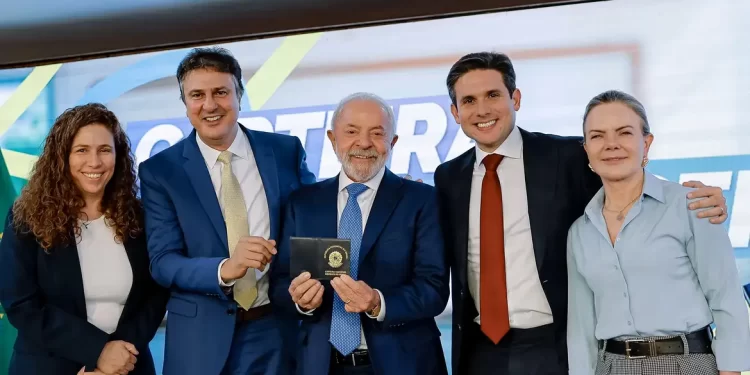 Lula sanciona lei que cria Carteira Nacional do Professor