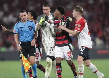 Conmebol anula 2º amarelo e libera Plata para defender o Flamengo