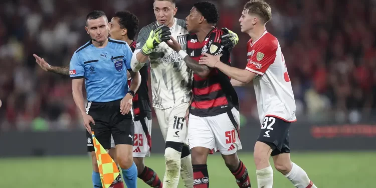 Conmebol anula 2º amarelo e libera Plata para defender o Flamengo