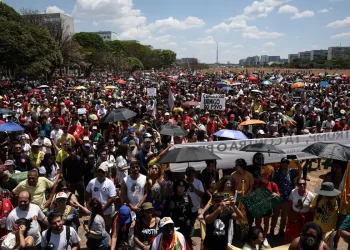 Milhares marcham no DF contra anistia a golpistas e PEC da Blindagem