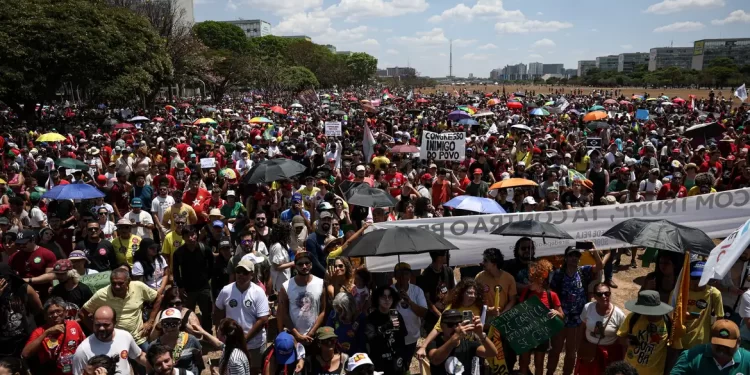 Milhares marcham no DF contra anistia a golpistas e PEC da Blindagem