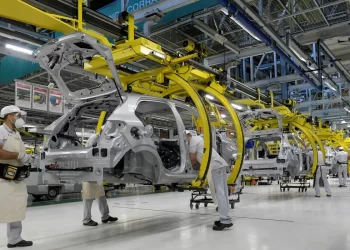 Produção industrial recua 0,2% em julho e acumula efeitos do juro alto