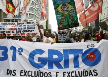 Desfile e protesto tomam as ruas do centro do Rio de Janeiro