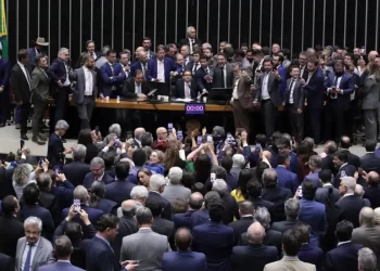 Corregedor da Câmara pede suspensão de 3 deputados envolvidos em motim