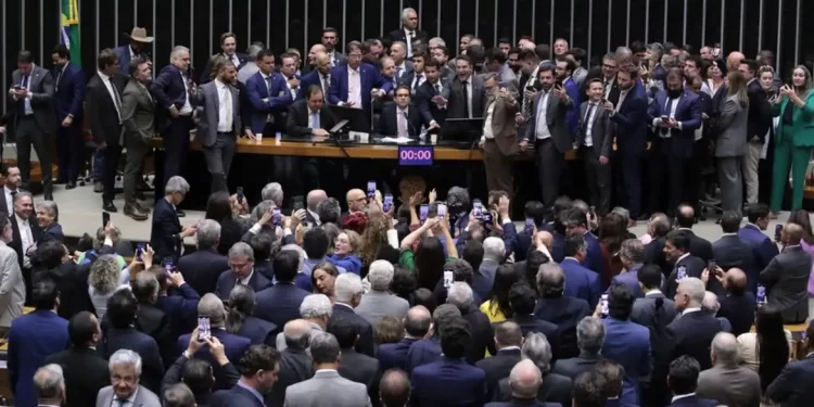 Corregedor da Câmara pede suspensão de 3 deputados envolvidos em motim