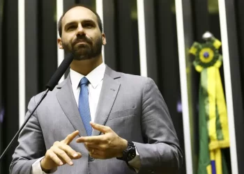 Câmara deve ser comunicada sobre denúncia contra Eduardo Bolsonaro